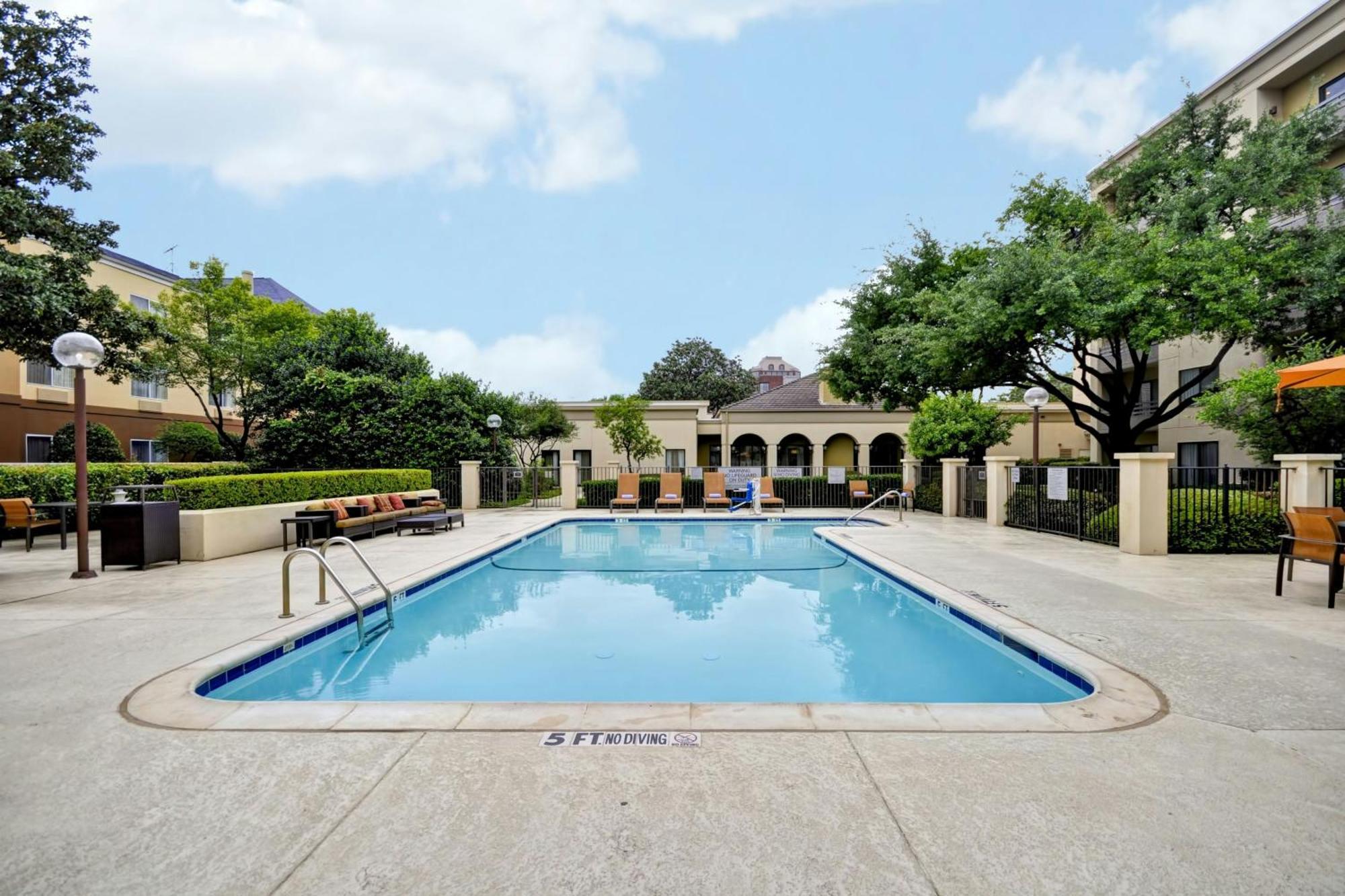 Fairfield Inn & Suites Dallas Medical/Market Center Экстерьер фото